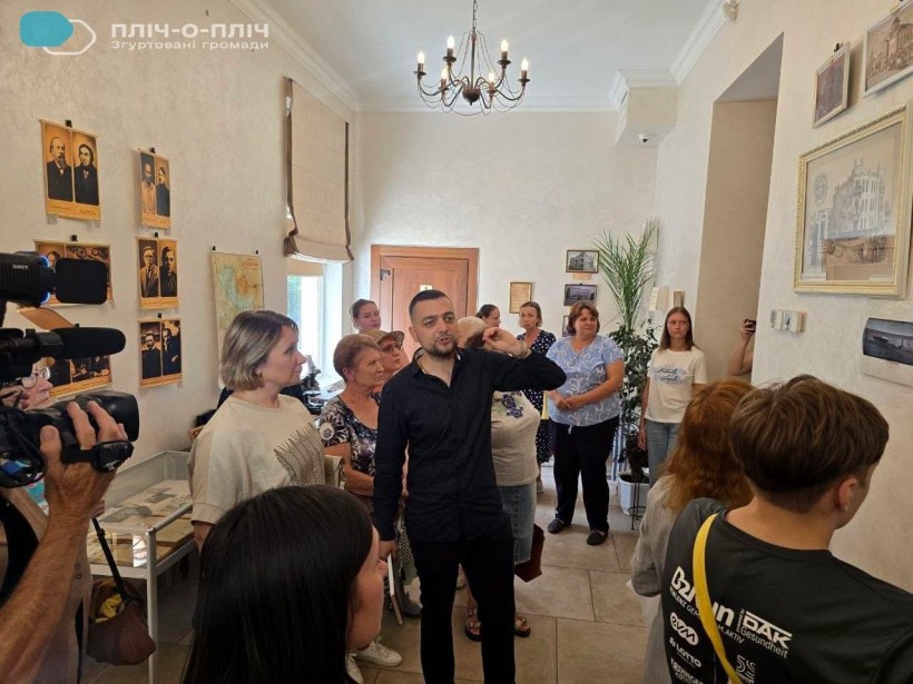Відвідувачі роздивляються картини
