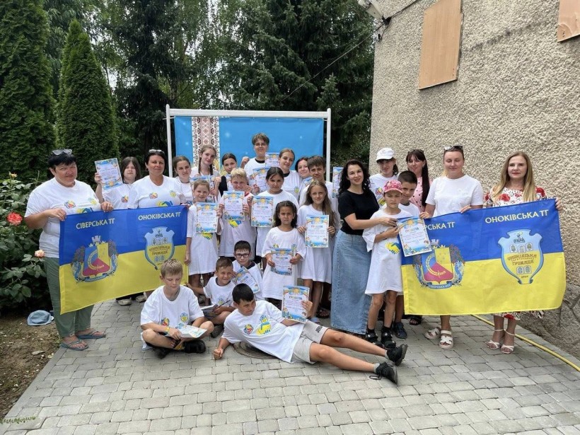 Спільне фото дітей та дорослих. Тримають прапори Сіверської та Оноківської громади та грамоти у руках