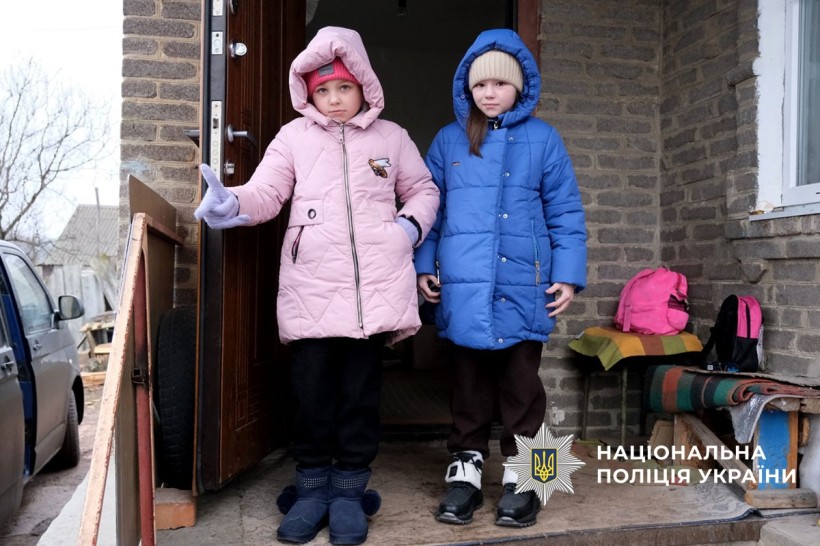 Шестирічна Софійка та восьмирічна Олександра готові до евакуації