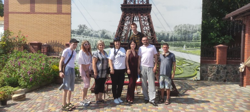 Група учасників заходу з молоддю Донеччини позує для фото на подвір’ї біля декоративної конструкції Ейфелевої вежі на Кіровоградщині.