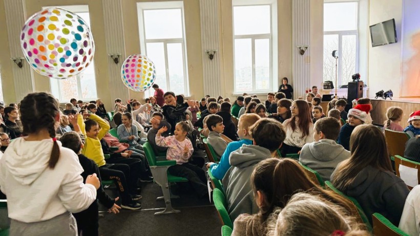 Юні глядачі не тільки дивляться виставу, а ще й грають з м’ячами та махають руками