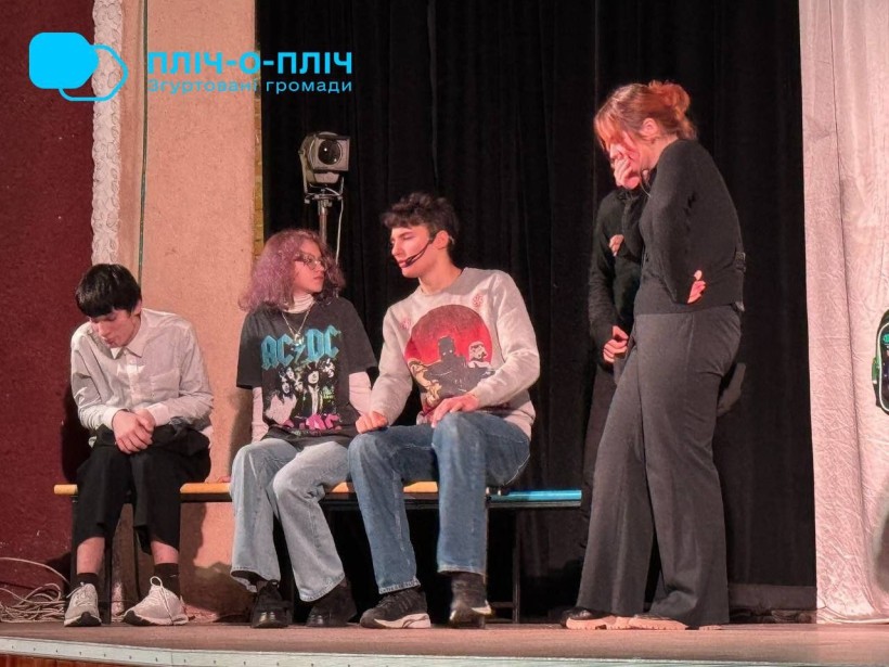 Актори на сцені грають виставу «Пробач мені, мамо».