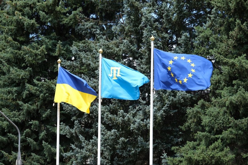 Прапор України поруч з кримськотатарським прапором та прапором Європейського Союзу.