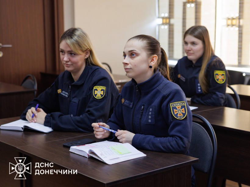 Працівниці ДСНС слухають вебінар.