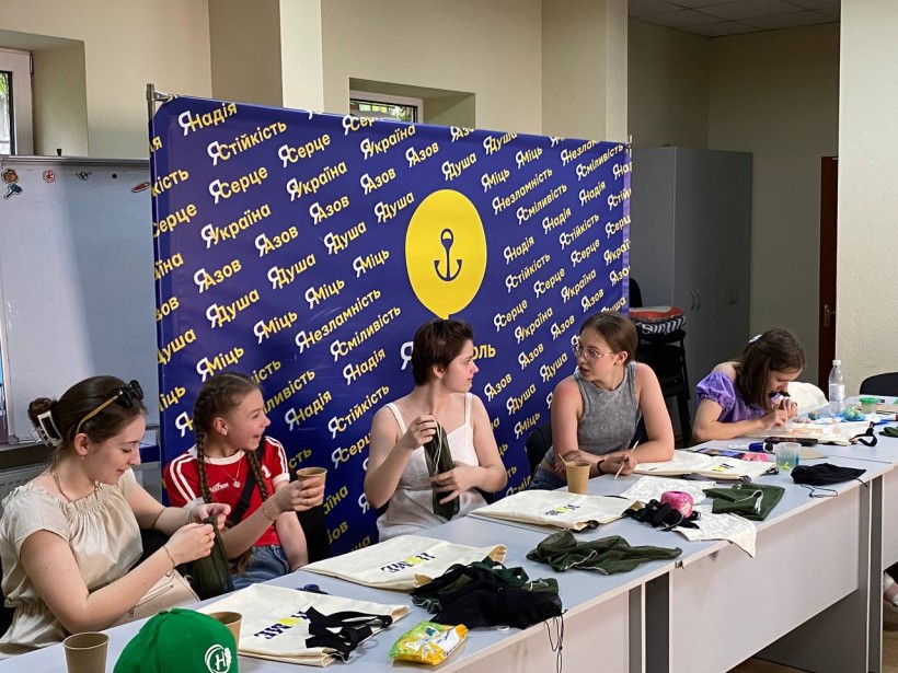 На майстер-класі з пошиття фруктовниць в просторі ЯМаріуполь Дніпро дівчата шиють свій власний артібут екосвідомості