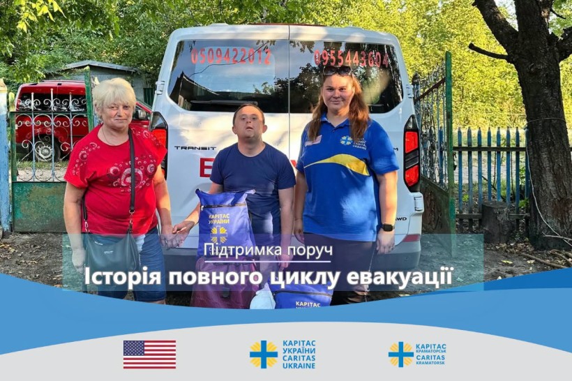 Жінка з сином з інвалідністю та представниця Карітасу Карматорськ біля евакуаційної машини