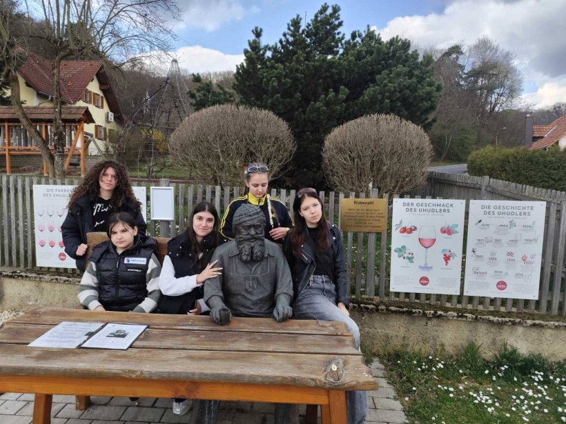 Учні Северської громади у  винному кварталі у Халінгенбрунні.