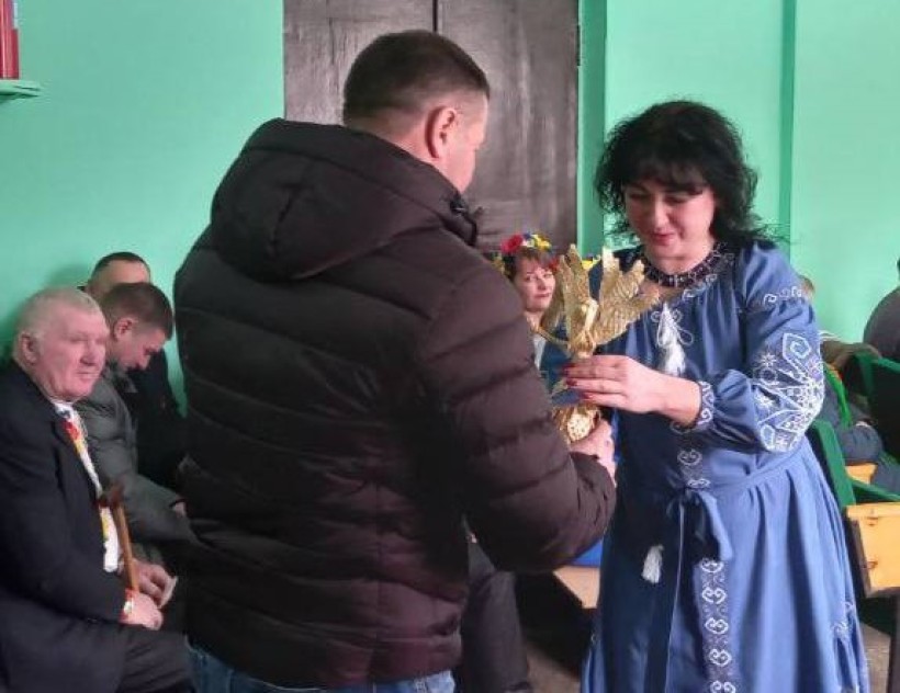 Чоловіку вручають виграний лот на благодійнійному аукціоні «Разом ми сила!».