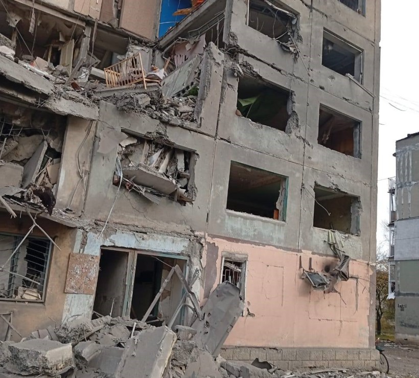 Зруйнований будинок після ворожого обстрілу