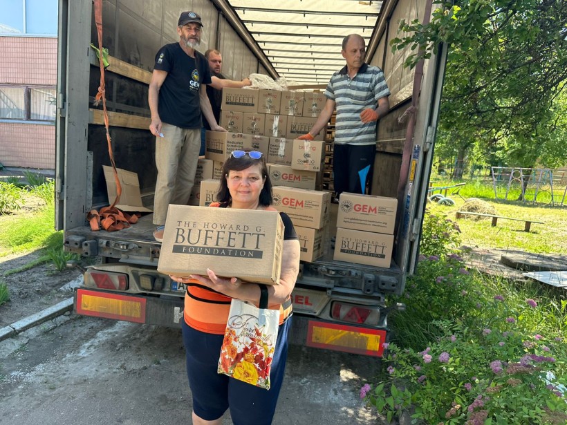 Представники Благодійної організації Благодійного фонду «GLOBAL EMPOWERMENT MISSION» GEM на постійній основі забезпечують мешканців Донеччини продуктовими наборами та питною водою, самостійно доставляючи допомогу у найвіддаленіші куточки області