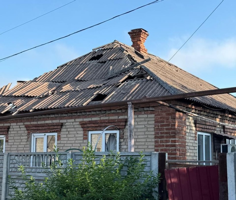 Зруйнована покрівля одноповерхового будинку пісдя ворожого обстрілу.