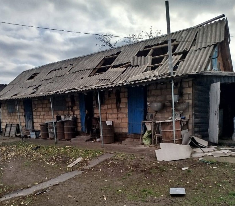 Зруйнована покрівля господарської споруди