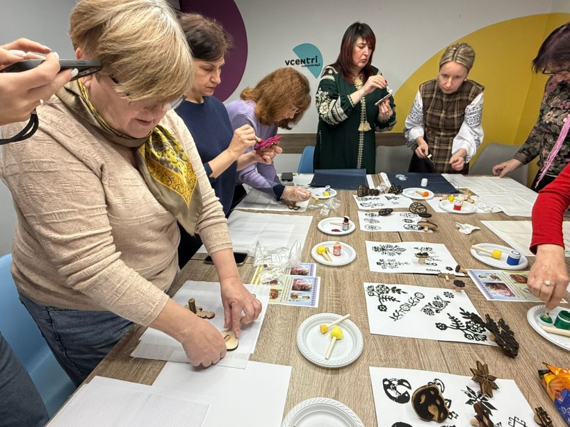 Учасики заходу створюють великодні символи