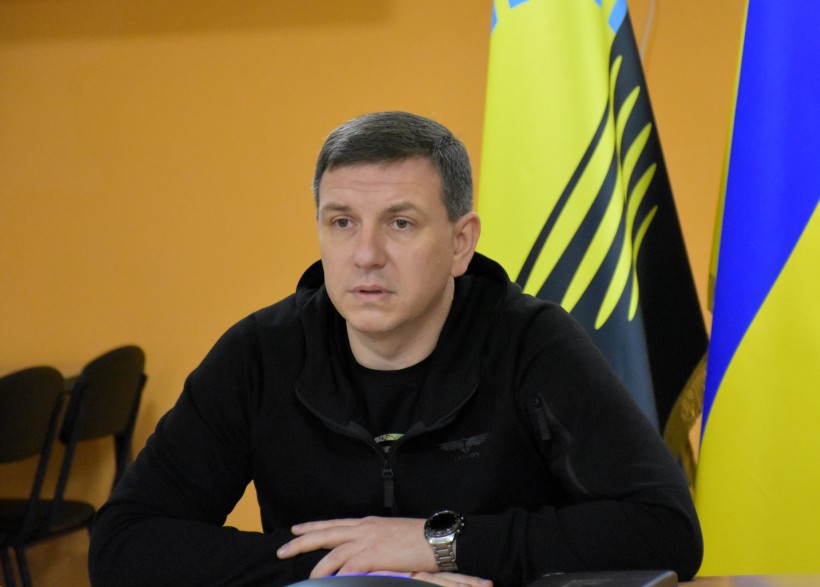 Юрій Ключка сидить за столом