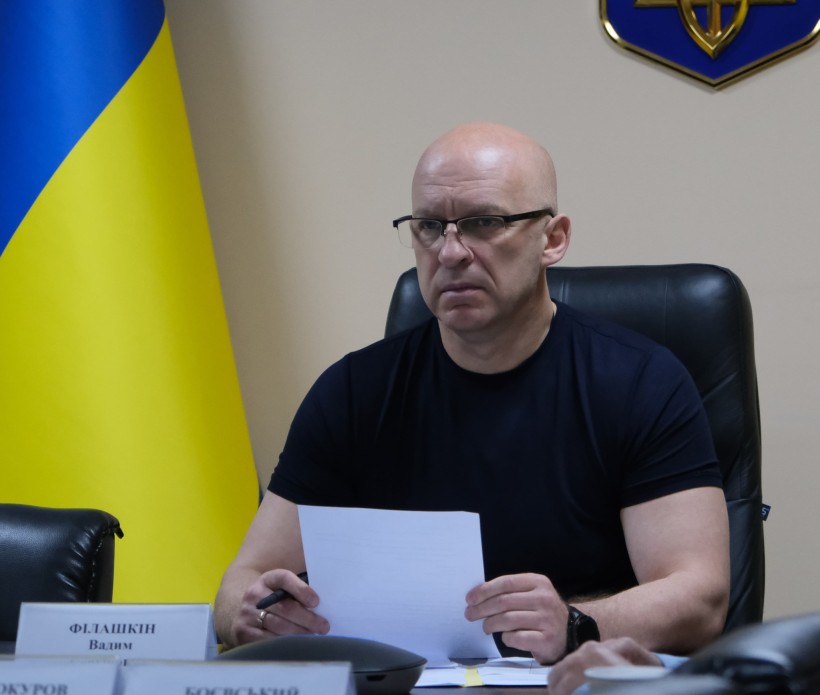 Вадим Філашкін сидить на нараді з керівництвом місцевих адміністрації.