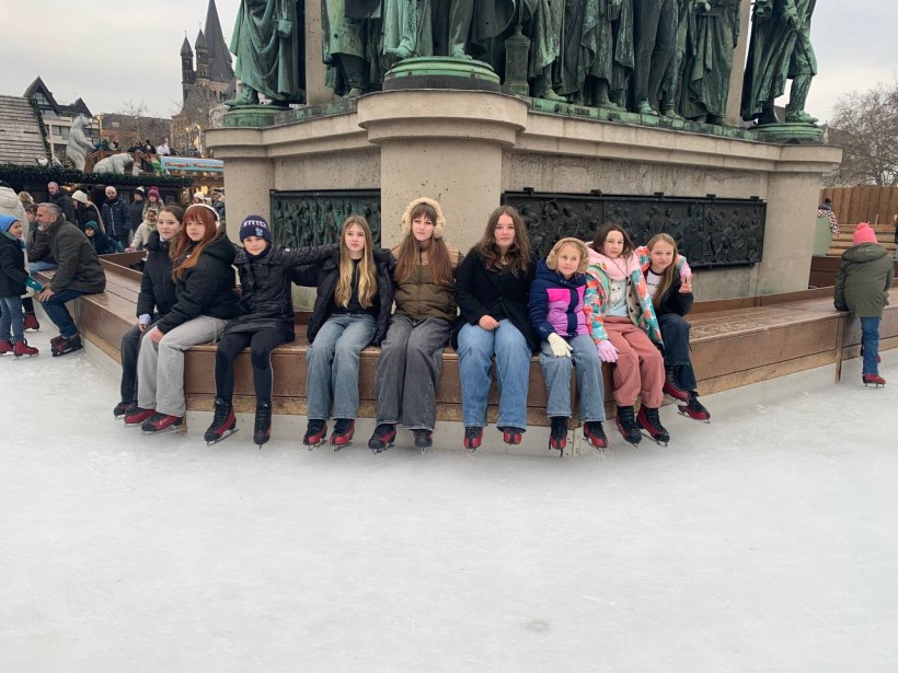 Діти з Добропільської громади на льодовій ковзанці в центрі Кьольна під час зимових розваг у межах новорічної ініціативи.
