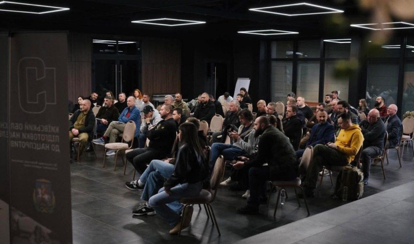 Робочий момент Всеукраїнського форуму керівників центрів національного спротиву: у залі зібралися представники з різних регіонів України, які беруть участь у спільній дискусії щодо актуальних питань розвитку системи національного спротиву.