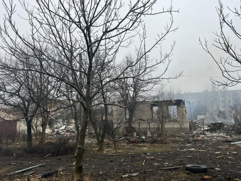 Зруйнований будинок після ворожого обстрілу