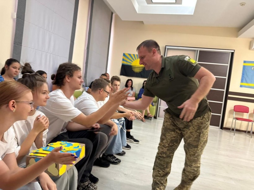 Військовий вітається з учасниками "Школи безпеки".