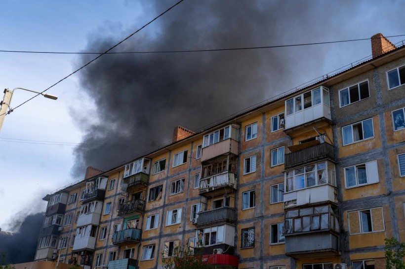 Чорний дим здіймається після прильоту бомб у Краматорську