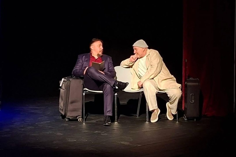 Актори театру на сцені грають виставу для глядачів з Мукачева та всієї України