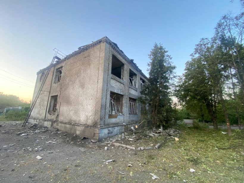 Двоповерховий будинок, зруйнований в результаті ворожого обстрілу.