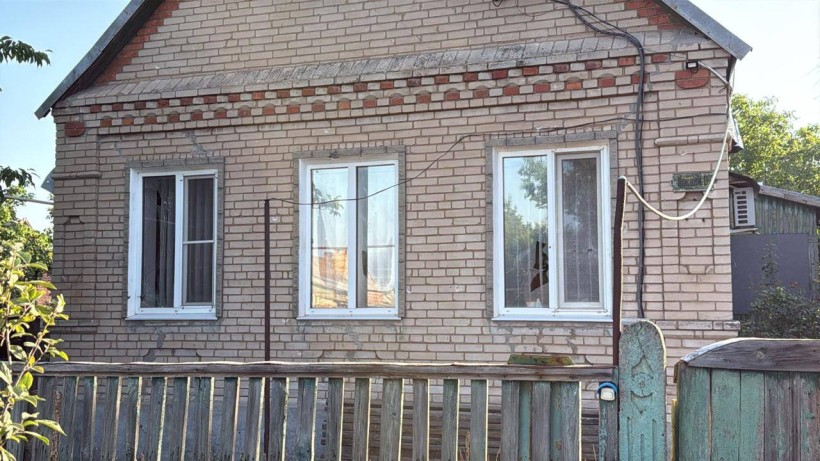 Пошкоджена через ворожий обстріл одноповерхова будівля.