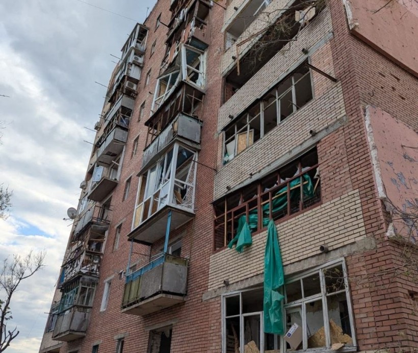 Пошкоджений будинок після ворожого обстрілу