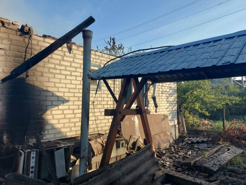Зруйнований будинок та подвір'я після ворожого обстрілу.