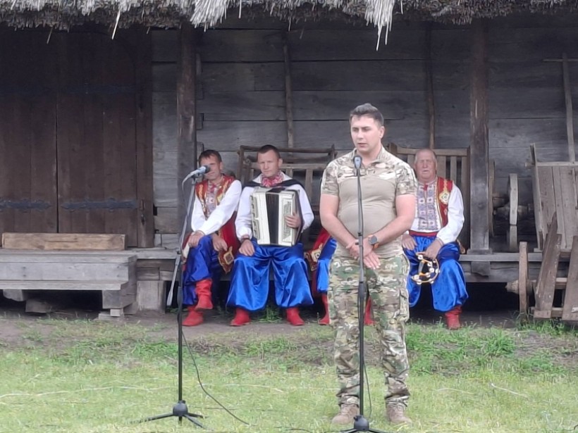 Військовий виступає на святі