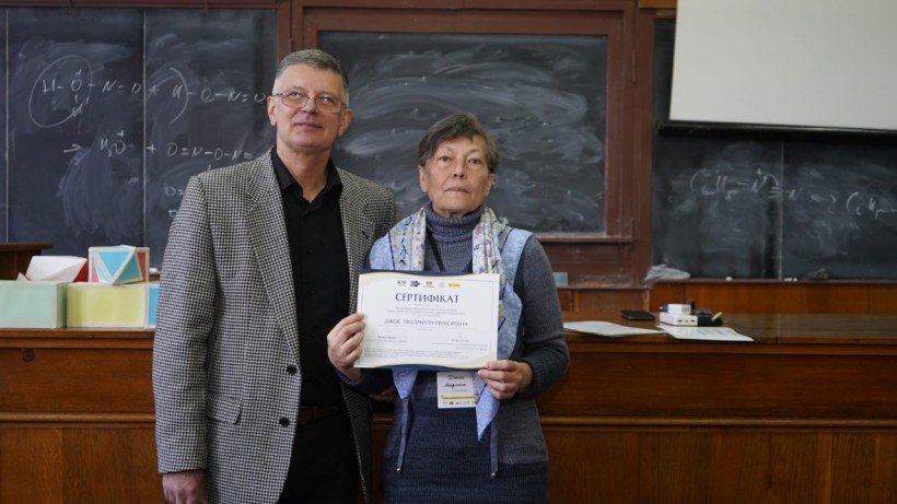 Вручення сертифікату учасниці всеукраїнського тренінгу — Людмилі Джос, учительці хімії Навчально-виховного комплексу №7 м. Добропілля.