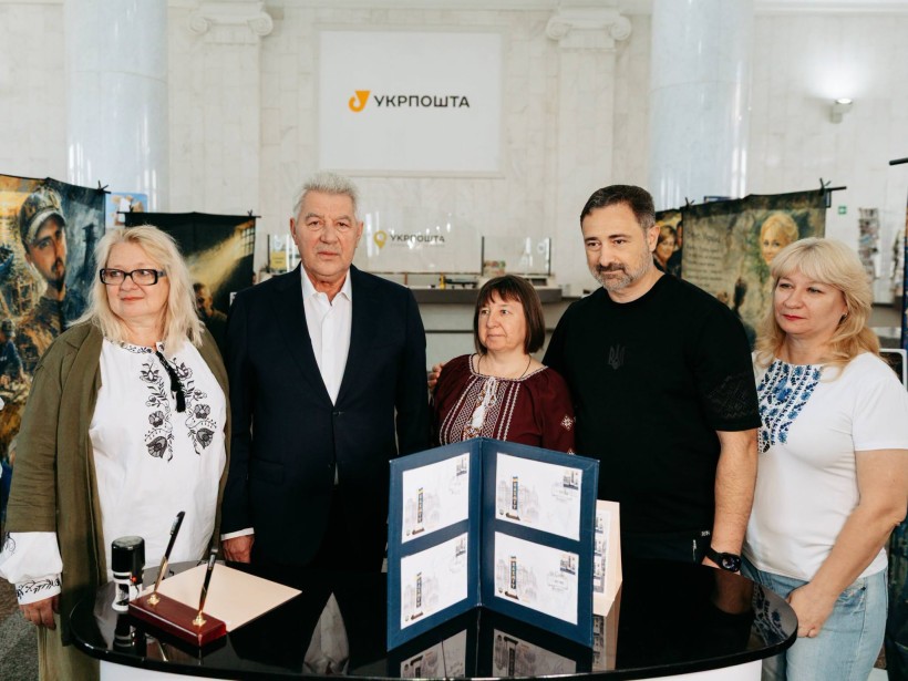 Начальник Бахмутської МВА, керівник Укрпошти Ігор Смілянський на погашенні марки