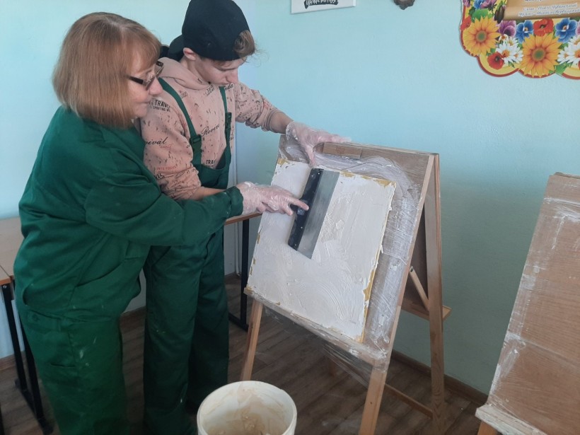 Майбутні маляри-штукатури, здобувачі освіти Торецького професійного ліцею, під час виробничої практики