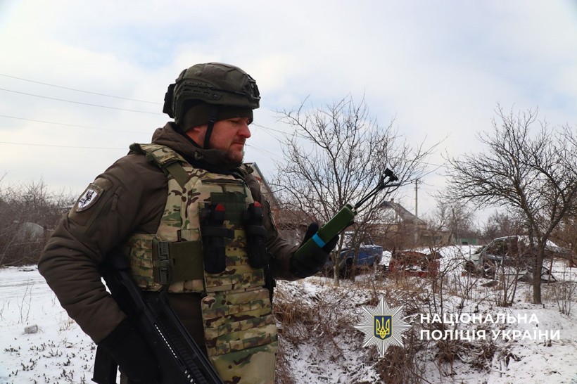 Поліцейський тримає у руках радіоперехоплювач ворожих дронів.