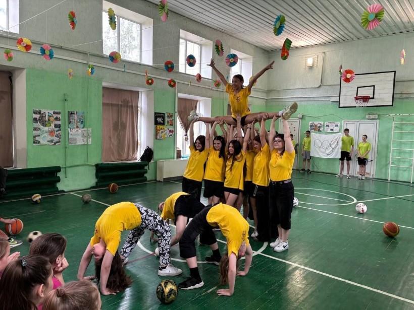 Учасники спортивного свята демонструють командний виступ у спортивній залі "Смарагдового міста".