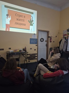 Учасники під час зустрічі із психологом