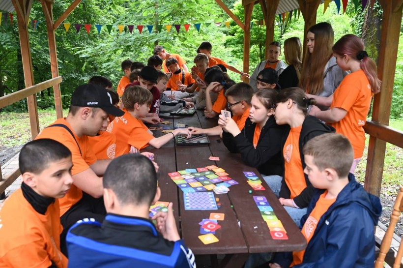 ДІти грають в настільні ігри