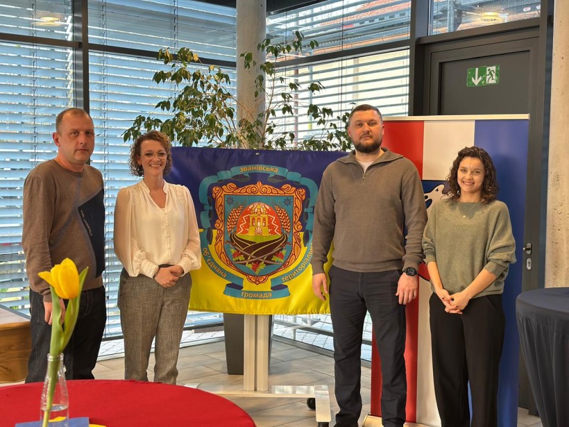 Начальник Званівської сільської військової адміністрації Олександр Білицький, перший заступник голови Бахмутської райдержадміністрації Роман Большаков, мер міста Каль-ам-Майн Юлія Фішер