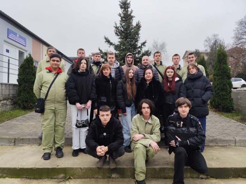 Учні Краматорського центру професійно-технічної освіти проходять практичне навчання мистецтва зварювання.