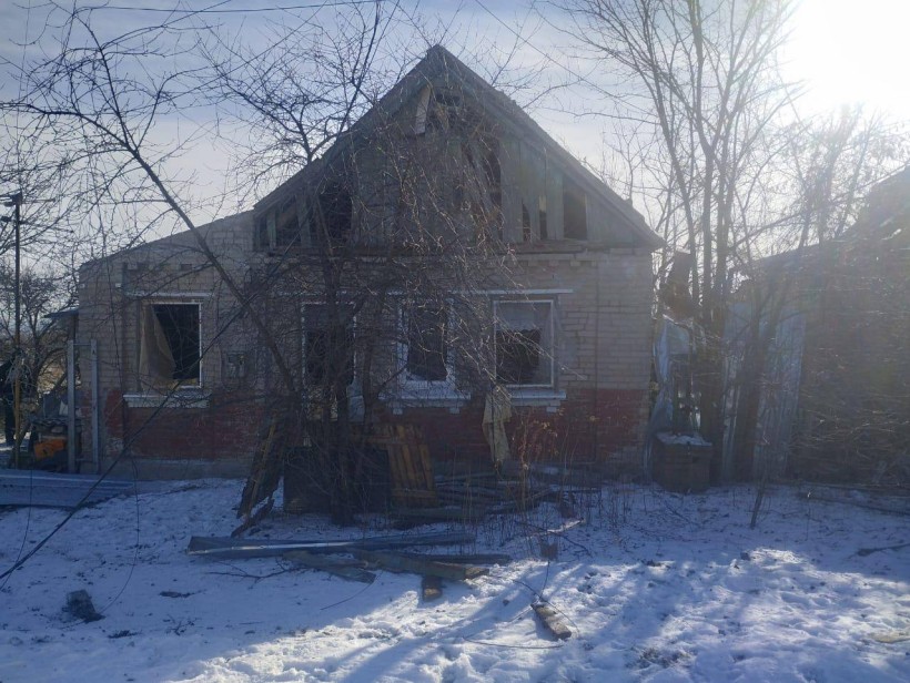 Пошкоджений будинок після ворожого обстрілу