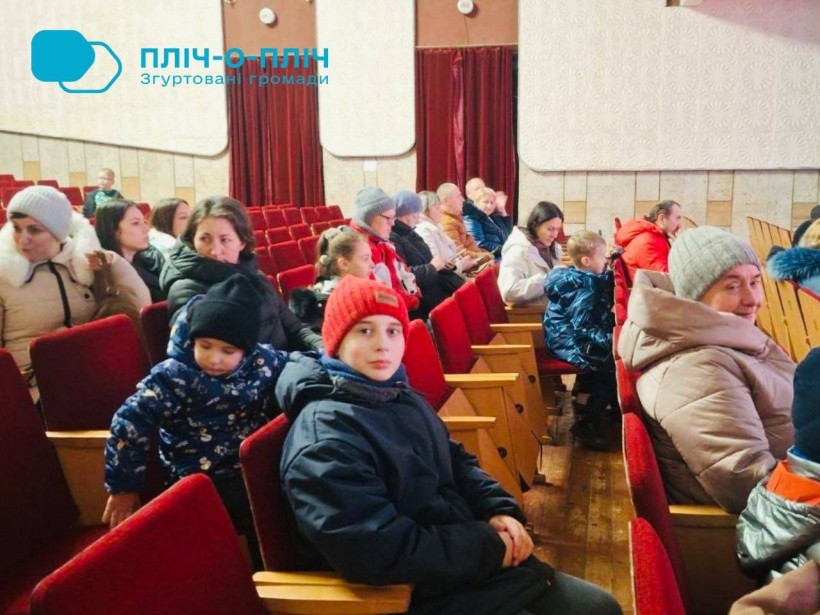 Діти-переселенці з Донеччини прийшли на святкову виставу в Шептицькому