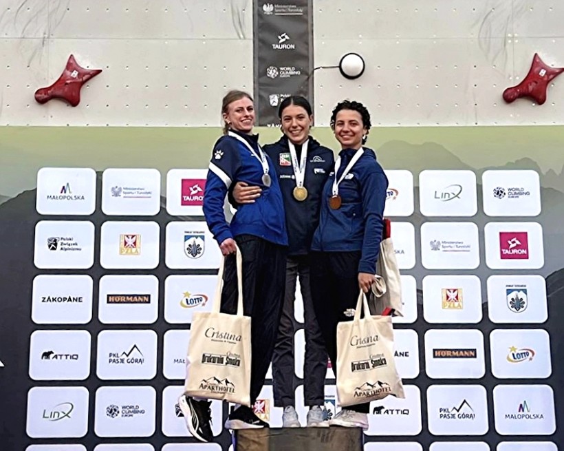 Скелелазка Донеччини Ксенія Горєлова, володарка «срібла» чемпіонату Європи серед молоді, на п’єдесталі пошани разом із переможницею та бронзовою призеркою