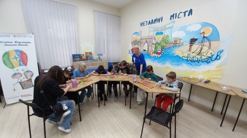 Творче заняття в таборі «ART-простір»: діти малюють за спільним столом, об'єднуючи офлайн та онлайн-вихованців у єдиному процесі.