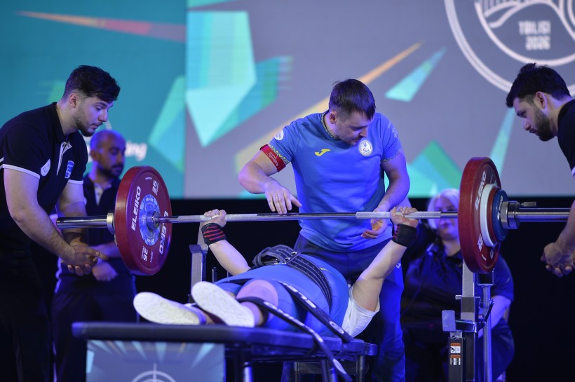 Злата Дячук на чемпіонаті Європи з пара пауерліфтингу піднімає вагу