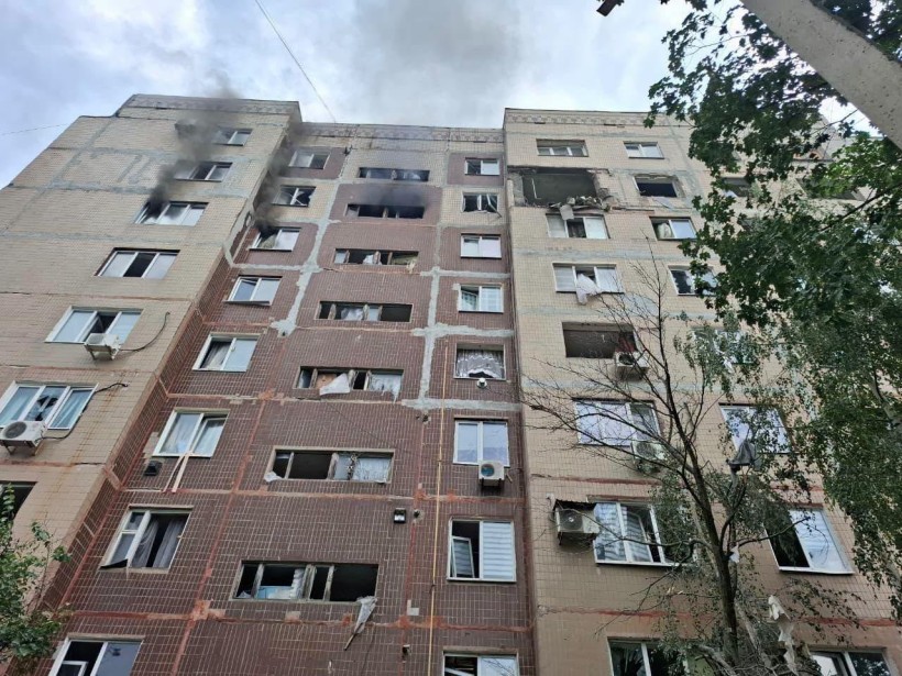 Пошкоджені вікна будинку після ворожого обстрілу