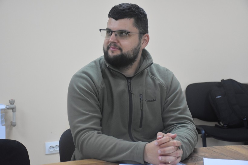 Представник адміністрації на робочій нараді.