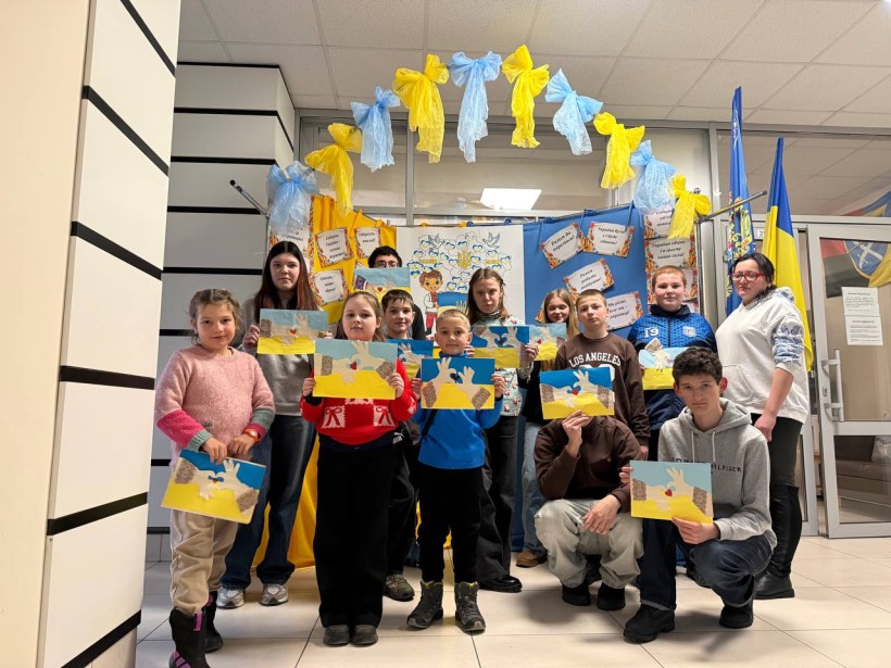 На майстер - класі «Єдина Україна в наших руках» діти робили патріотичні листівки