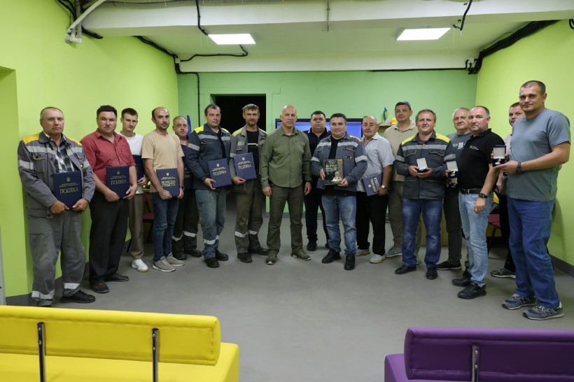Вадим Філашкін та співробітники ДТЕК з нагородами.