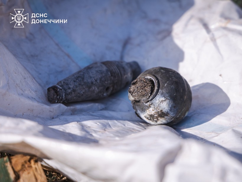 Вибухонебезпечні предмети лежать на білому полотні.