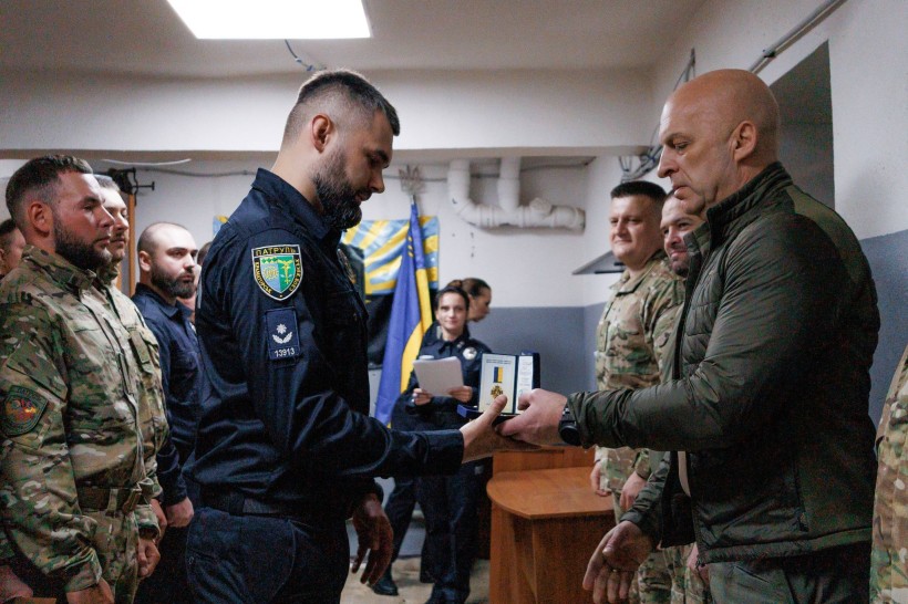 Поліцейський отримує нагороду від Вадима Філашкіна